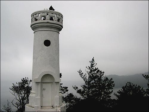 깎아지른 절벽 위에 홀로 선 무인 등대. '고도등대'라고 부르는 이 등대는 거문도 관문을 밝히고 있다 